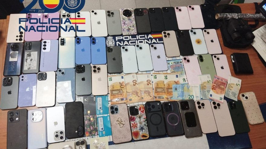 Móviles recuperados tras ser sutraísdos en el festival Row