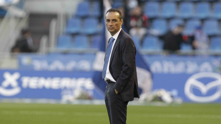 José Luis Oltra en un partido del CD Tenerife