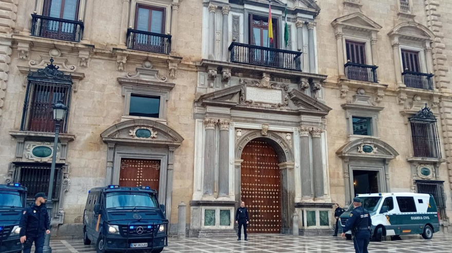 Varios furgones de la Policía Nacional en la Real Chancillería de Granada con motivo del juicio por el crimen de Atarfe