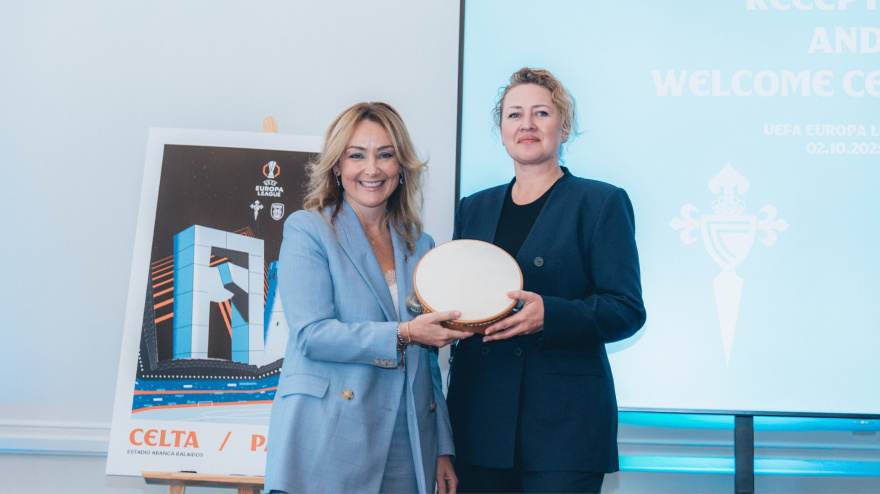 Marian Mouriño, presidenta del Celta, entrega un obsequio al PAOK en el duelo de la fase liga