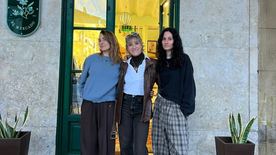 Arancha Lanchares junto a sus dos hijas