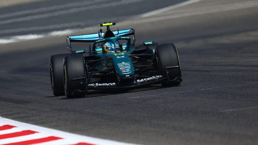 Fernando Alonso de Aston Martin Aramco Honda en la pista durante el día 4 de la prueba de pretemporada de Fórmula 1 2026 en el Circuito Internacional de Baréin
