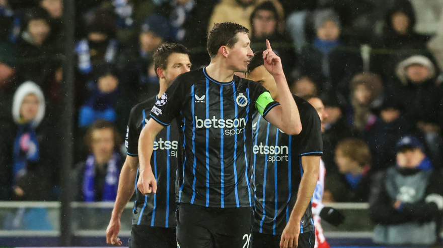 Varios futbolistas del Brujas celebran el 2-2 de Tresoldi contra el Atlético