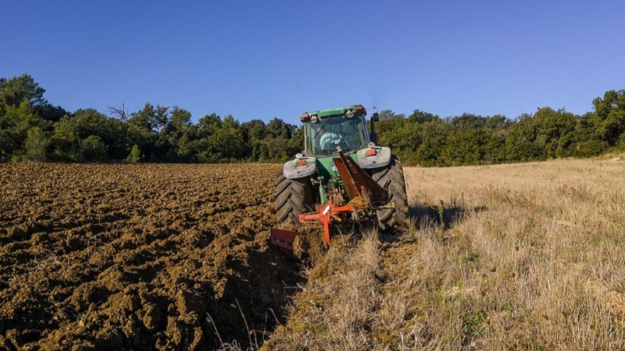 Tractor arando en el campo