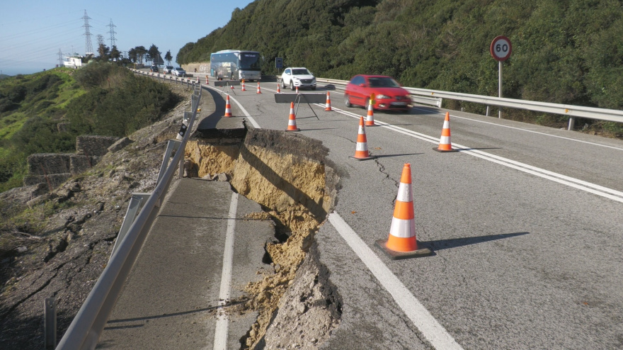 Carretera N-340 afectada por una rotura en la calzada tras el paso de los últimos  temporales en Tarifa (Cádiz)