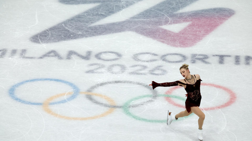 Amber Glenn de EE. UU. participa en el programa corto de patinaje individual femenino de las competencias de patinaje artístico en los Juegos Olímpicos de Invierno Milano Cortina 2026.