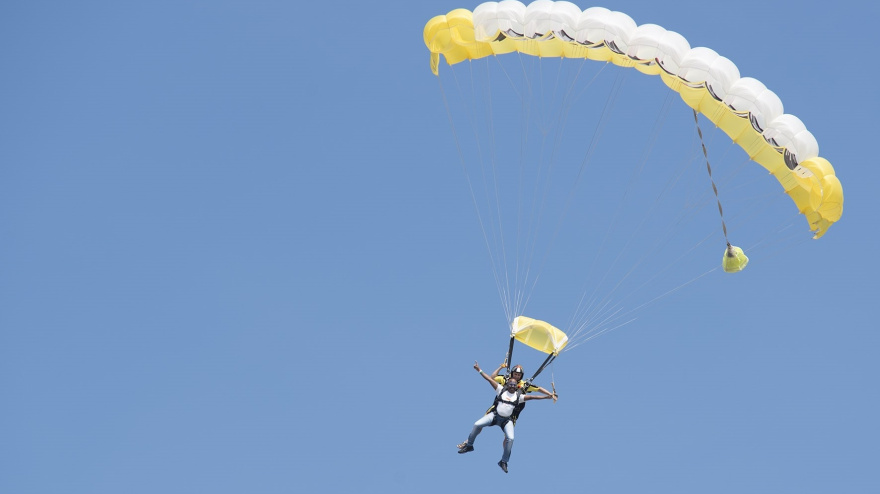 Salto en paracaídas, foto de archivo