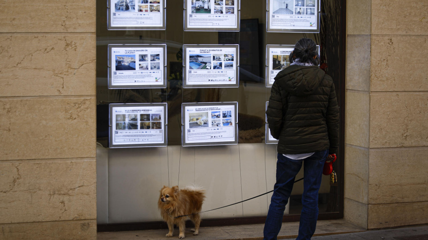 Hombre consultando viviendas en venta