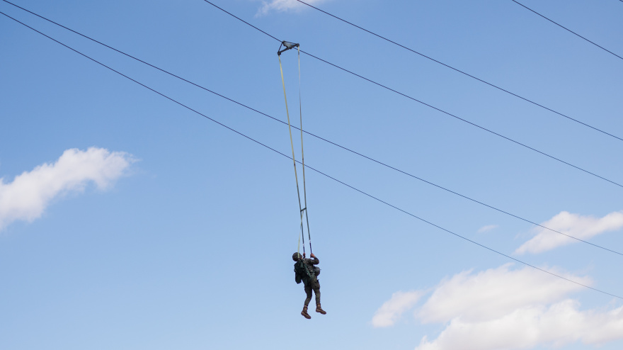 Un miembro de la Brigada ‘Almogávares’ VI de Paracaidistas del Ejército de Tierra realiza una práctica de salto desde un avión