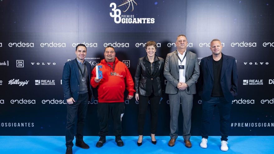 Iván Rodríguez, jugador del Club Náutico Tenerife; Carlos Olano Martínez, presidente de la Federación Canaria de Baloncesto, y Sergio Cáceres, gerente y director de Marketing y Comunicación de Plátano de Canarias.