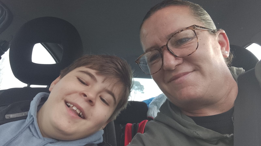 La abuela Cecilia junto a su nieto