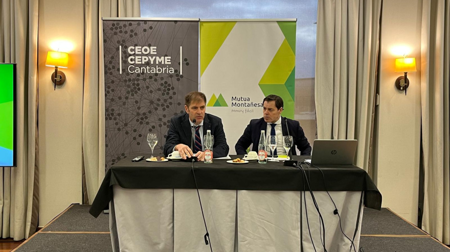 Enrique Conde, presidente de CEOE-CEPYME Cantabria, y Alberto Martínez, director general de Mutua Montañesa, en la presentación del informe sobre el absentismo laboral en 2025