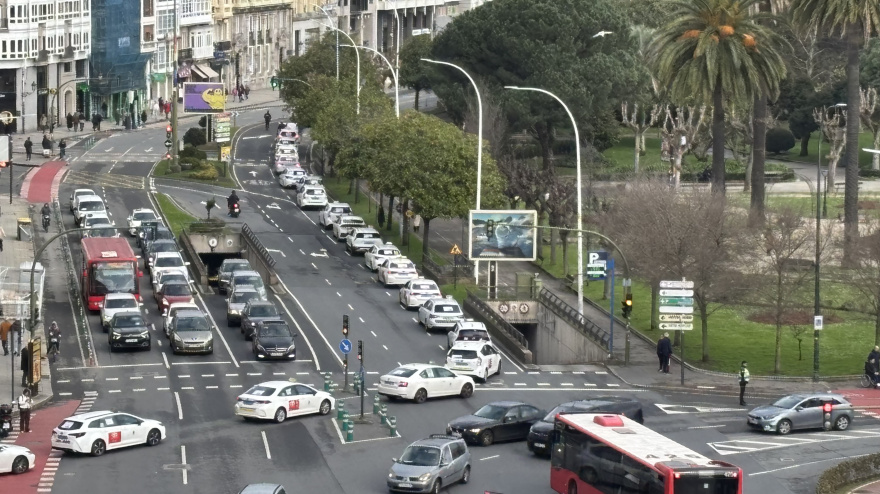 Manifestación de taxistas por la plaza de Ourense en A Coruña