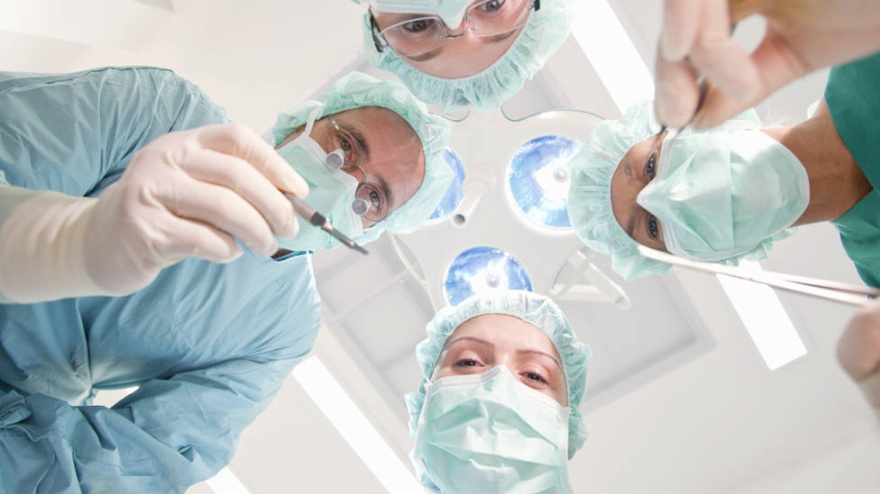 Médicos durante una intervención