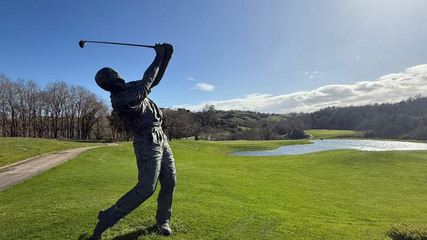 Estatua de Seve Ballesteros en el Campo de Golf de Santa Marina