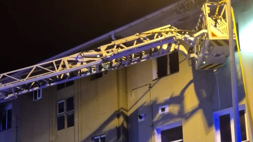 Los bomberos actuando en el incendio de Recimil