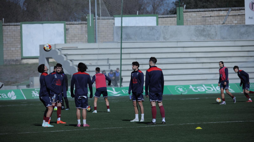 Los jugadores del Pontevedra en el calentamiento previo a jugar en Cáceres