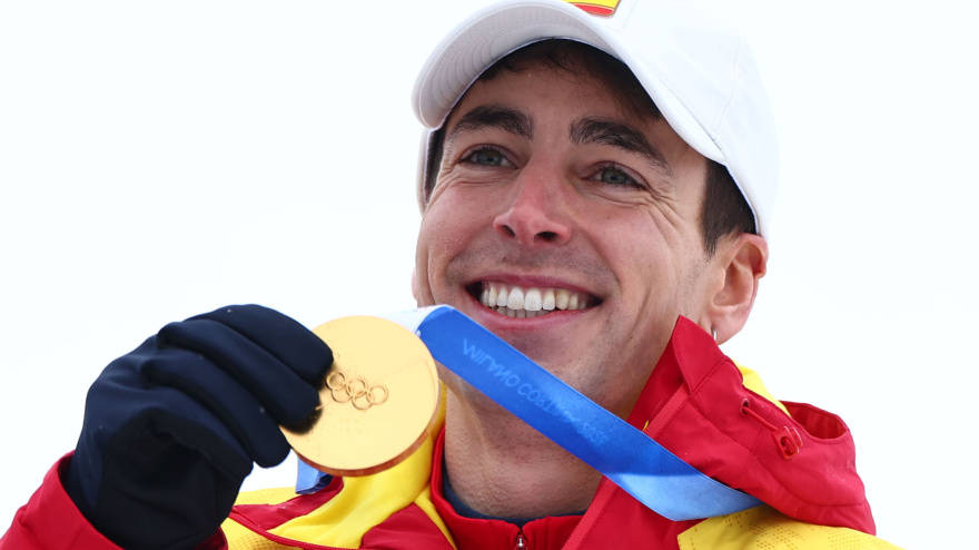 Oriol Cardona posa con la medalla de oro de campeón olímpico de Sprint Esquí de Montaña.