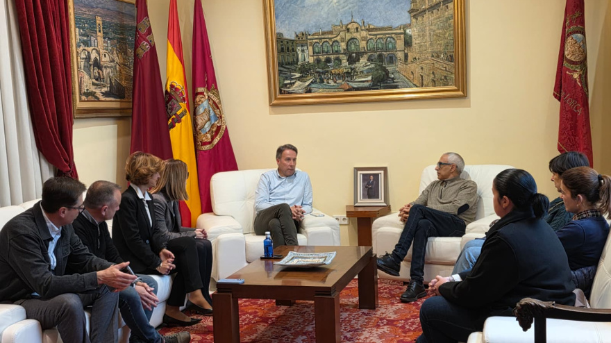 El alcalde Gil durante su reunión con la FAMPA para comunicarles rebajas tributarias