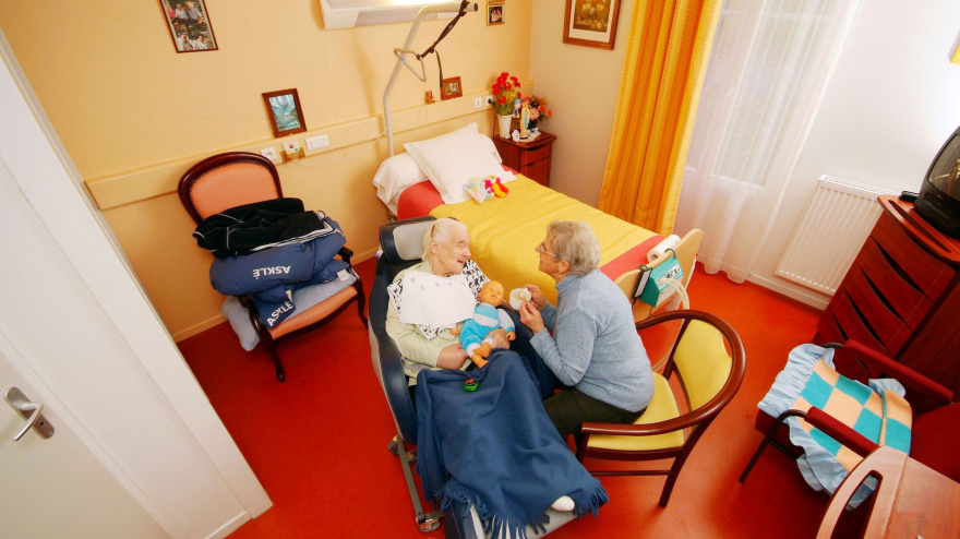 Señora mayor que sufre la enfermedad de Alzheimer