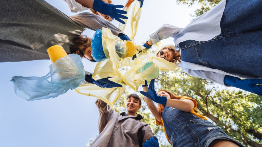 Un grupo de jóvenes separa residuos para su reciclaje