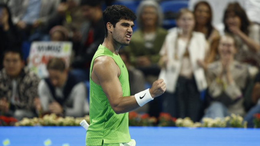 Carlos Alcaraz remonta a Kachanov