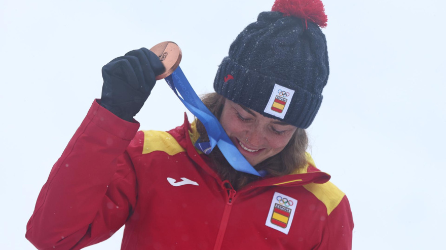 La medallista de bronce Ana Alonso Rodríguez de España reacciona durante la ceremonia de victoria en la prueba de velocidad femenina de esquí de montaña en los Juegos Olímpicos de Invierno Milano Cortina 2026.
