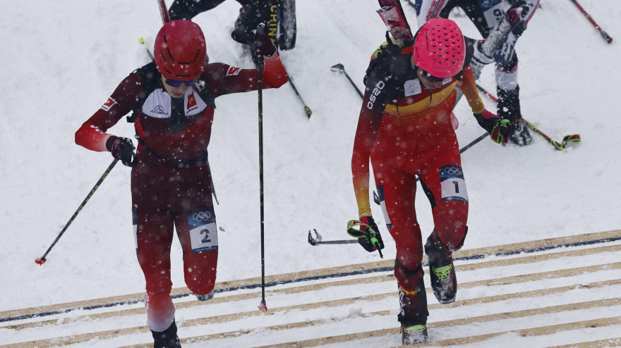 Jon Kistler (izq.) de Suiza y Oriol Cardona Coll (der.) de España en acción durante el Sprint Masculino de las competiciones de Esquí de Montaña en los Juegos Olímpicos de Invierno Milano Cortina 2026