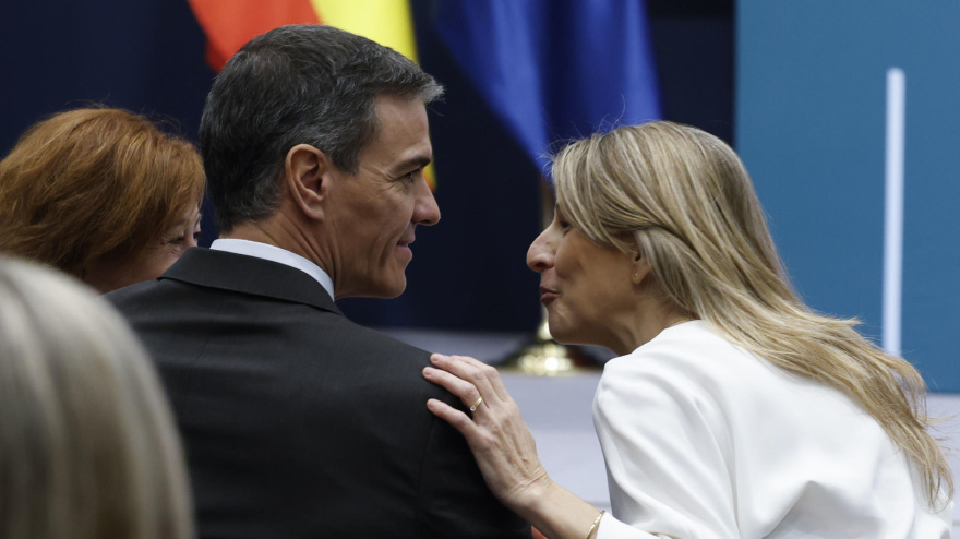 El presidente del Gobierno, Pedro Sánchez (i), conversa con la vicepresidenta segunda y ministra de Trabajo y Economía Social, Yolanda Díaz (d)