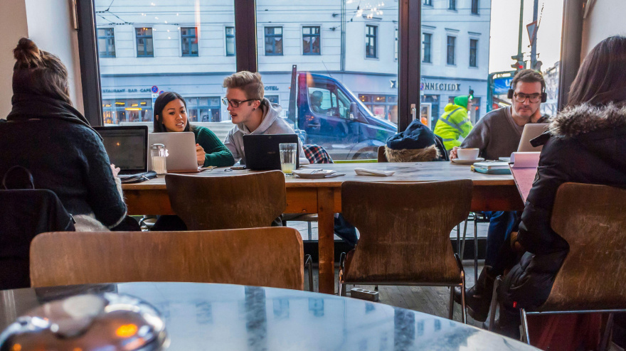 Un grupo de jóvenes trabajando en una cafetería en Alemania