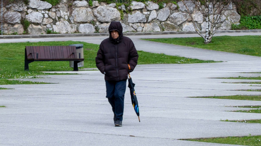 Un viandante pasea por Santander, imagen recurso