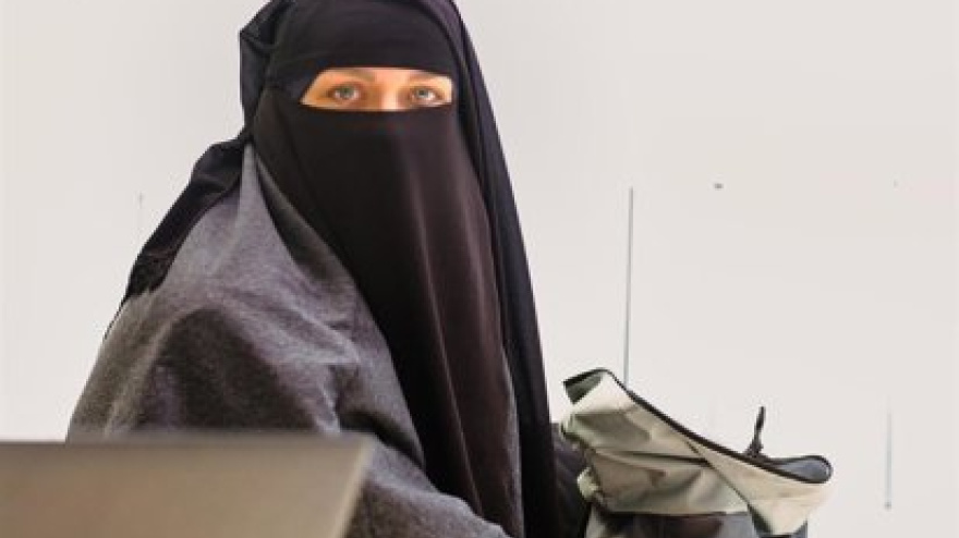 Una mujer con niqab