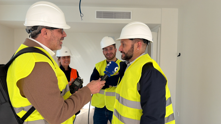 Los vecinos de Campanar pisan por primera vez su casa tras el incendio