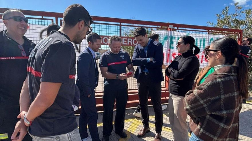 Representantes sindicales de los bomberos de Águilas junto al alcalde