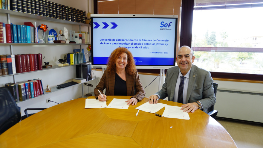 La directora del SEF y el presidente de la Cámara de Lorca sellan el acuerdo de colaboración