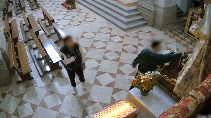 Roban en la iglesia de Puente del Arzobispo