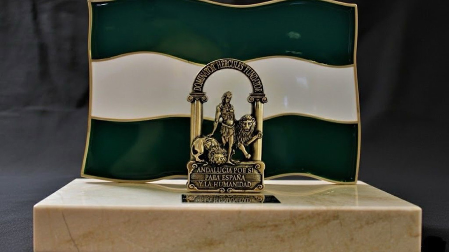 Galardón 'Bandera de Andalucía' que se entrega en las ocho provincias.