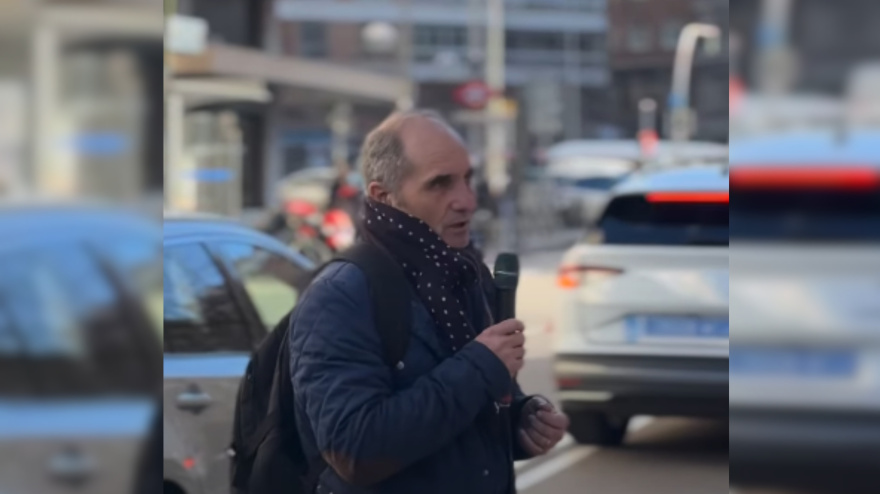 Captura de pantalla del hombre frente a la movilización de médicos frente al Hospital de La Princesa