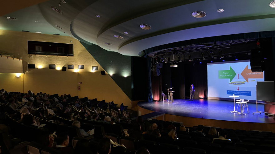 El Ayuntamiento de Calp invierte 17.000 € en la renovación del equipamiento escénico del Auditorio de la Casa de CulturaCalp (20-02-2026). El Ayuntamiento de Calp ha llevado a cabo una importante renovación del equipamiento técnico del Auditorio de la Casa de Cultura Jaume Pastor i Fluixà. La actuación, con una inversión municipal de 17.000 euros, refuerza la capacidad del Auditorio para acoger producciones artísticas de mayor complejidad y formato.La mejora incluye la adquisición de dos cabezas móviles de última generación, un láser de diodo y una máquina de humo, elementos que permiten ampliar de forma notable las posibilidades visuales y escénicas del Auditorio. Este nuevo material se suma a las recientes actualizaciones de los sistemas de sonido e iluminación, lo que supone un salto cualitativo en la infraestructura tecnológica de esta instalación municipal.Con esta renovación, el Auditorio de Calp se posiciona como un referente en la comarca al ofrecer unas condiciones técnicas competitivas para compañías profesionales, festivales y giras de gran formato. El objetivo del Ayuntamiento es que este nuevo equipamiento actúe como estímulo para que compañías, productoras y artistas elijan Calp como sede de sus espectáculos, reforzando la proyección del municipio como un auténtico “mar de cultura”.El refuerzo tecnológico del Auditorio se enmarca en una dinámica general de crecimiento de la actividad cultural impulsada desde el Ayuntamiento de Calp. Según el balance elaborado por el Departamento de Cultura, en 2025 se registraron 33.839 asistentes a las actividades programadas, lo que supone un incremento cercano al 26 % respecto a 2024, año en el que se contabilizaron 26.924 usuarios. Este aumento de público está directamente relacionado con la mejora progresiva de los equipamientos y con una programación cada vez más variada y estable a lo largo del año.En paralelo, la oferta cultural también ha experimentado un notable salto cuantitativo. Durante 2025 se desarrollaron 264 actividades, frente a las 227 de 2024 y las 151 de 2023, lo que implica un crecimiento aproximado del 75 % en apenas dos años. Destaca especialmente el ámbito escénico, con 49 representaciones teatrales (más del doble que en el ejercicio anterior), junto a 52 conciertos, 15 proyecciones cinematográficas, 10 espectáculos de danza y otras 138 propuestas entre exposiciones, conferencias, actos institucionales y visitas guiadas. .