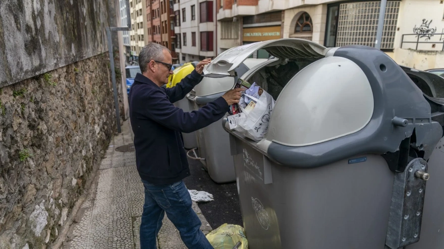 Imagen de archivo de contenedores en una calle.