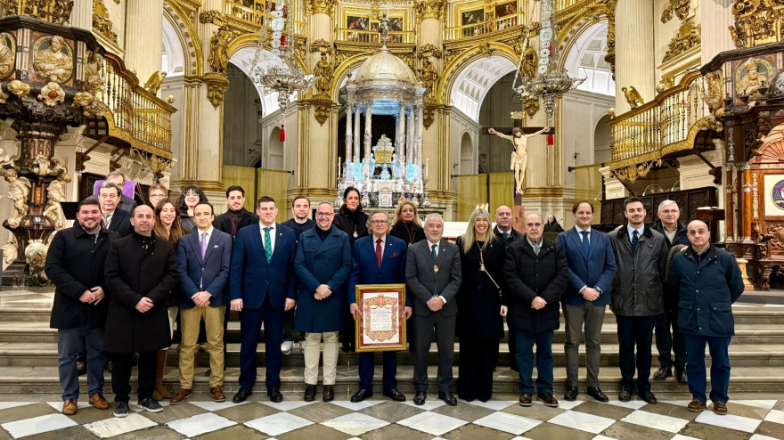 Tito Ortiz en la catedral del Granada, después de recibir su nombramiento como Pregonero, junto a directivos de la Federación de Cofradías y hermanos mayores