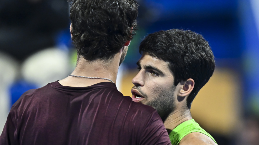 Carlos Alcaraz hablando con Karen Khachanov tras acabar el partido