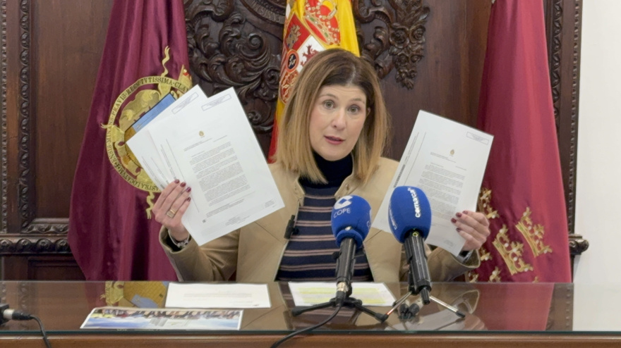 Rosa Medina, mostrando las cartas que el Ayuntamiento envió a Félix Bolaños y la respuesta de este