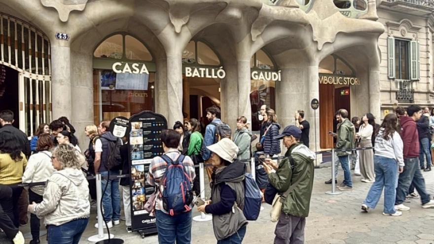 Imagen de turistas en Barcelona, en uno de los puntos turisticos de la ciudad