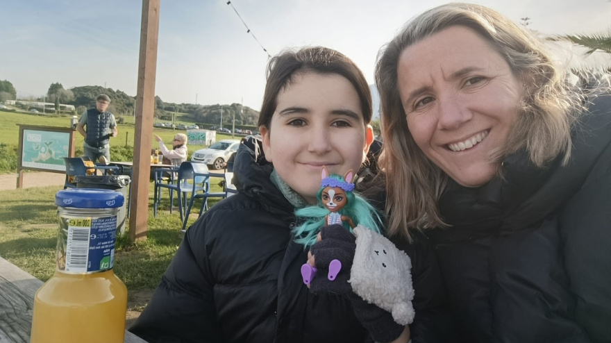 Martina junto a su madre, Cristina Köpke