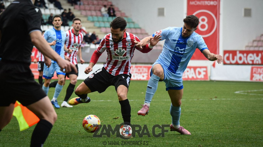 Losada del Zamora CF en el duelo ante el Barakaldo