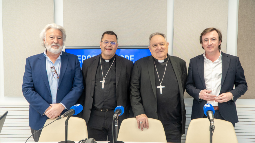 De izquierda a derecha: Juan Narbona (director de COPE Canarias), Cristóbal Déniz (obispo auxiliar de la Diócesis de Canarias), José Mazuelos (Obispo de la Diócesis de Canarias) y Javier Visiers (CEO Abside Media).