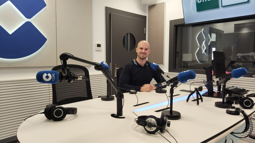 Alejandro Ribes, director de la UNED, explica el proceso de matrícula.