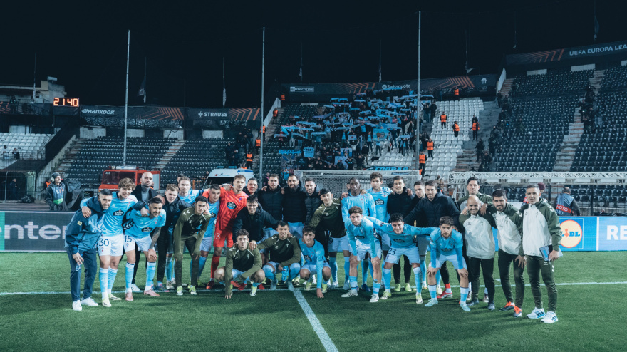 El equipo celebra el triunfo ante el PAOK en el Toumba Stadium