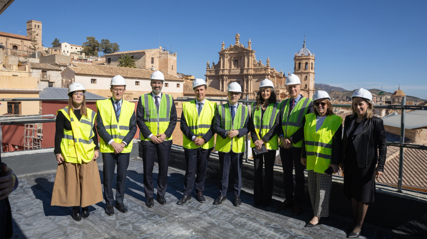 Bolaños y el delegado del Gobierno en la azotea del nuevo palacio de justicia de Lorca